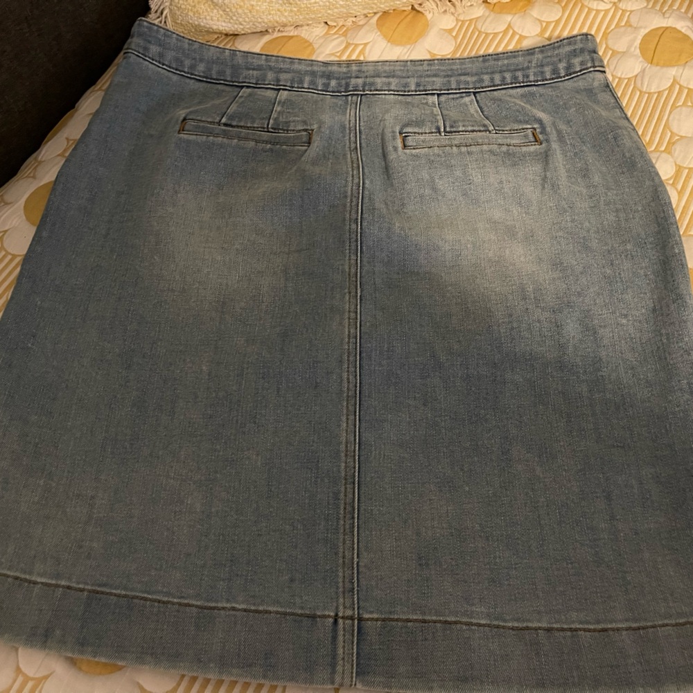 Talbots Stylish Denim Button-Front Skirt. Size 12 in like new condition. - Picture 8 of 9